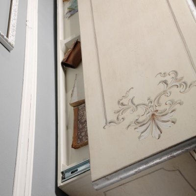 Credenza laccata decorata con segreto immagine 2